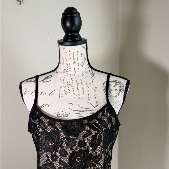 VENUS Elegant Black Floral Camisole - Picture 2 of 6